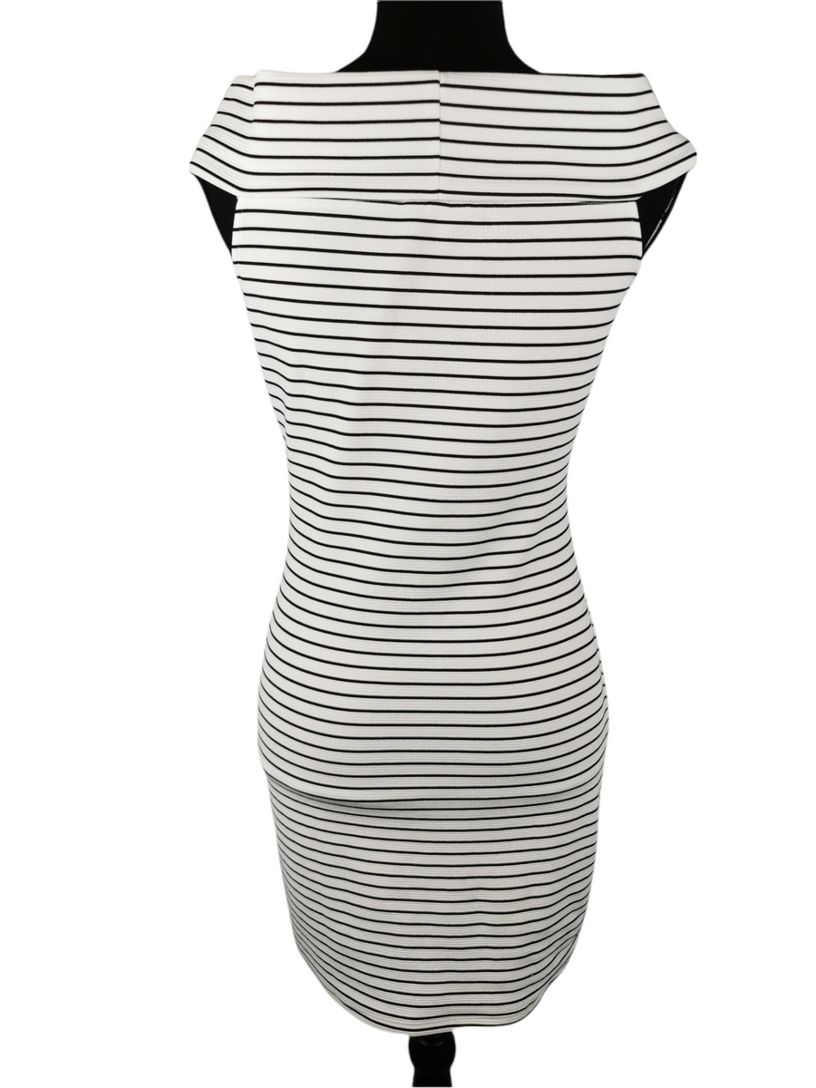 Robe rayée noir et blanc avec volant et capuche